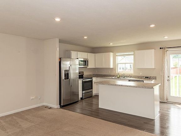 5th image of 472 Roberta Dr