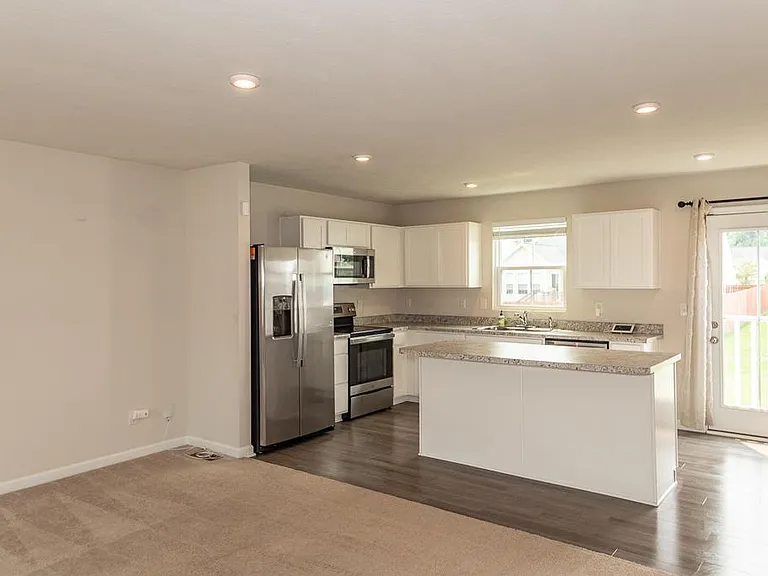 472 Roberta Dr — Photo 5