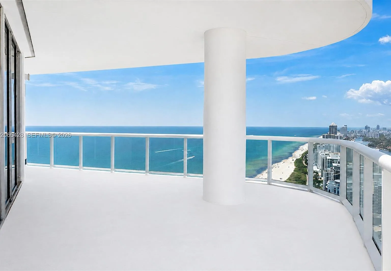 Akoya Condo — Photo 2