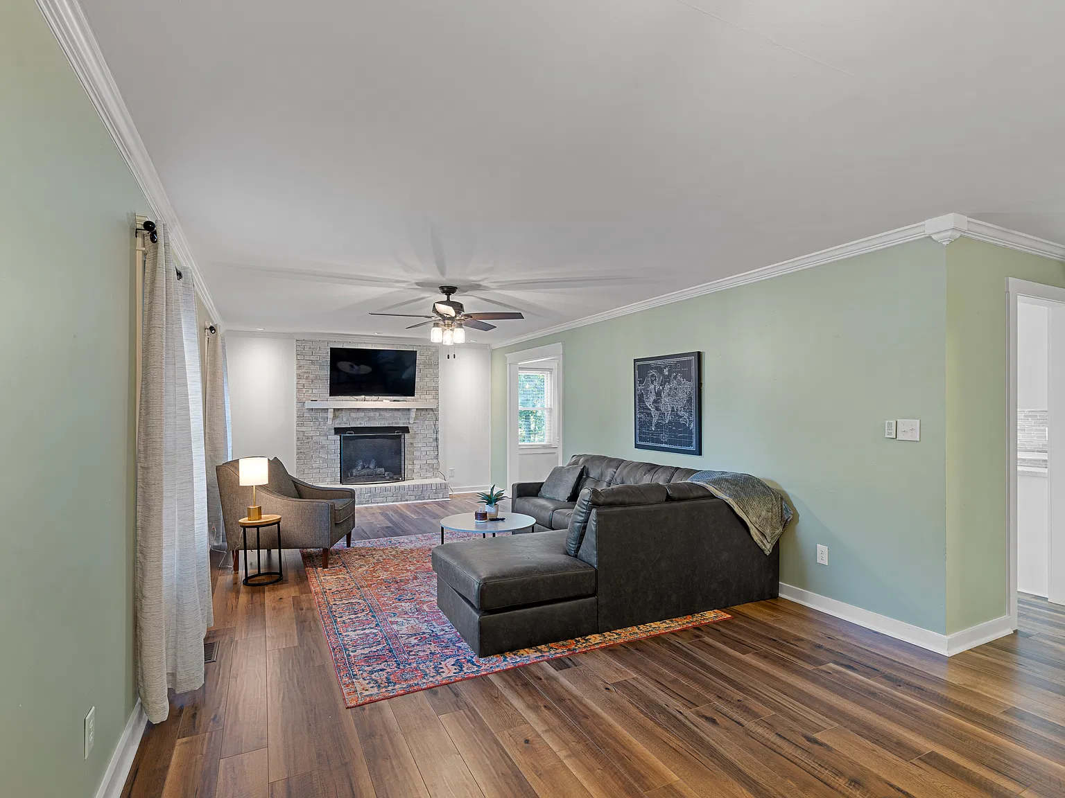4 bed, 2596 sqft, $4,800 — Photo 4