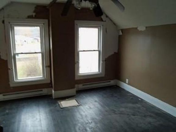 3rd image of 1041 E River Dr
