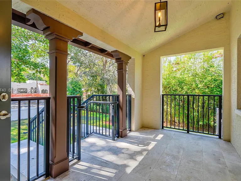 519 Alhambra Cir — Photo 40