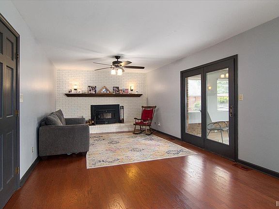 5th image of 405 Brookview Dr