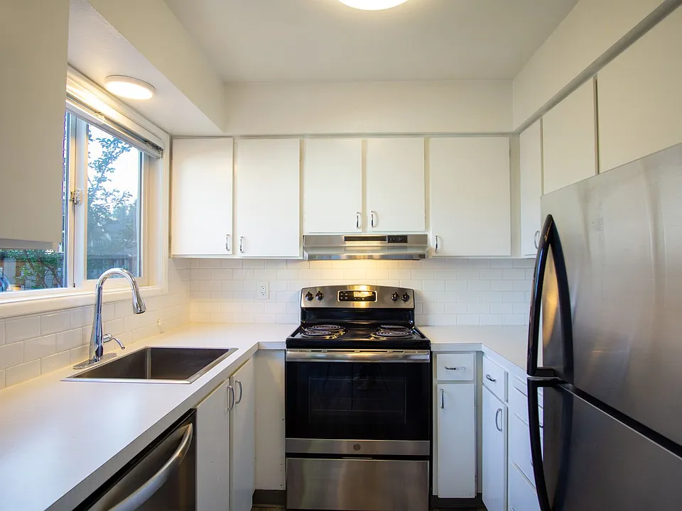 Off SE Belmont: Mid-Century 2Bdr w/Patio & Parking!