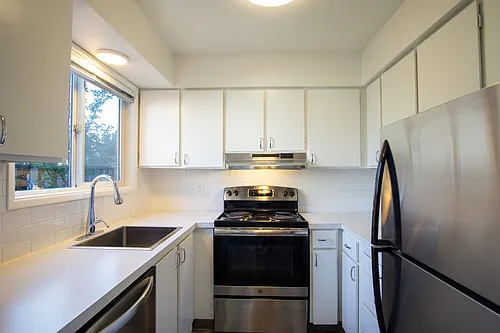Off SE Belmont: Mid-Century 2Bdr w/Patio & Parking! Photo 1