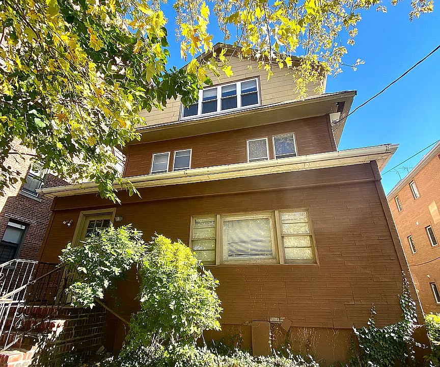 1st image of 2265 E 19th St