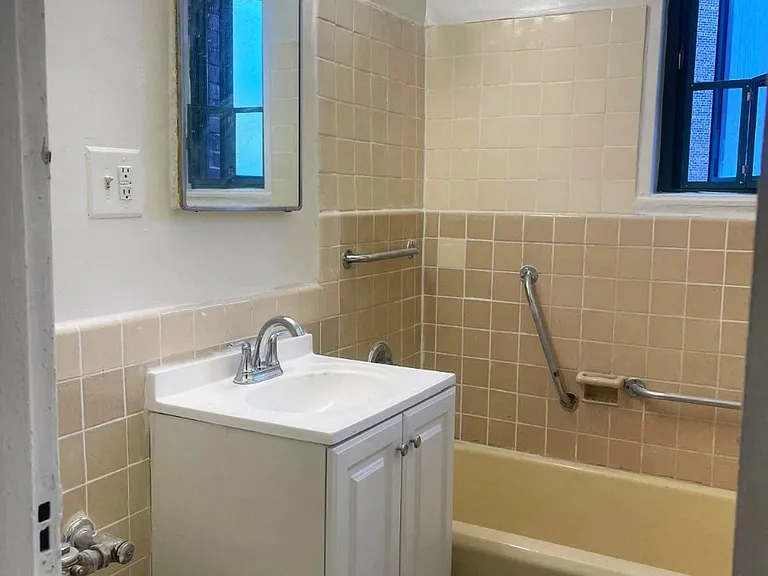 89 Metropolitan Oval #2G — Photo 12
