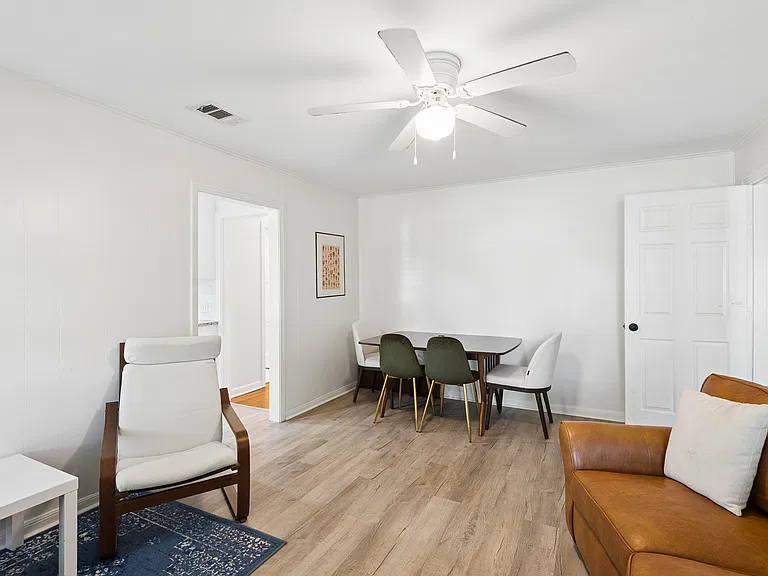 2821 S Hills Ave — Photo 11