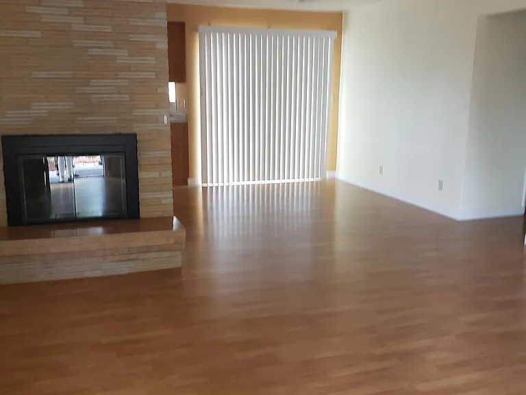 Entry to living & dining/kitchen areas