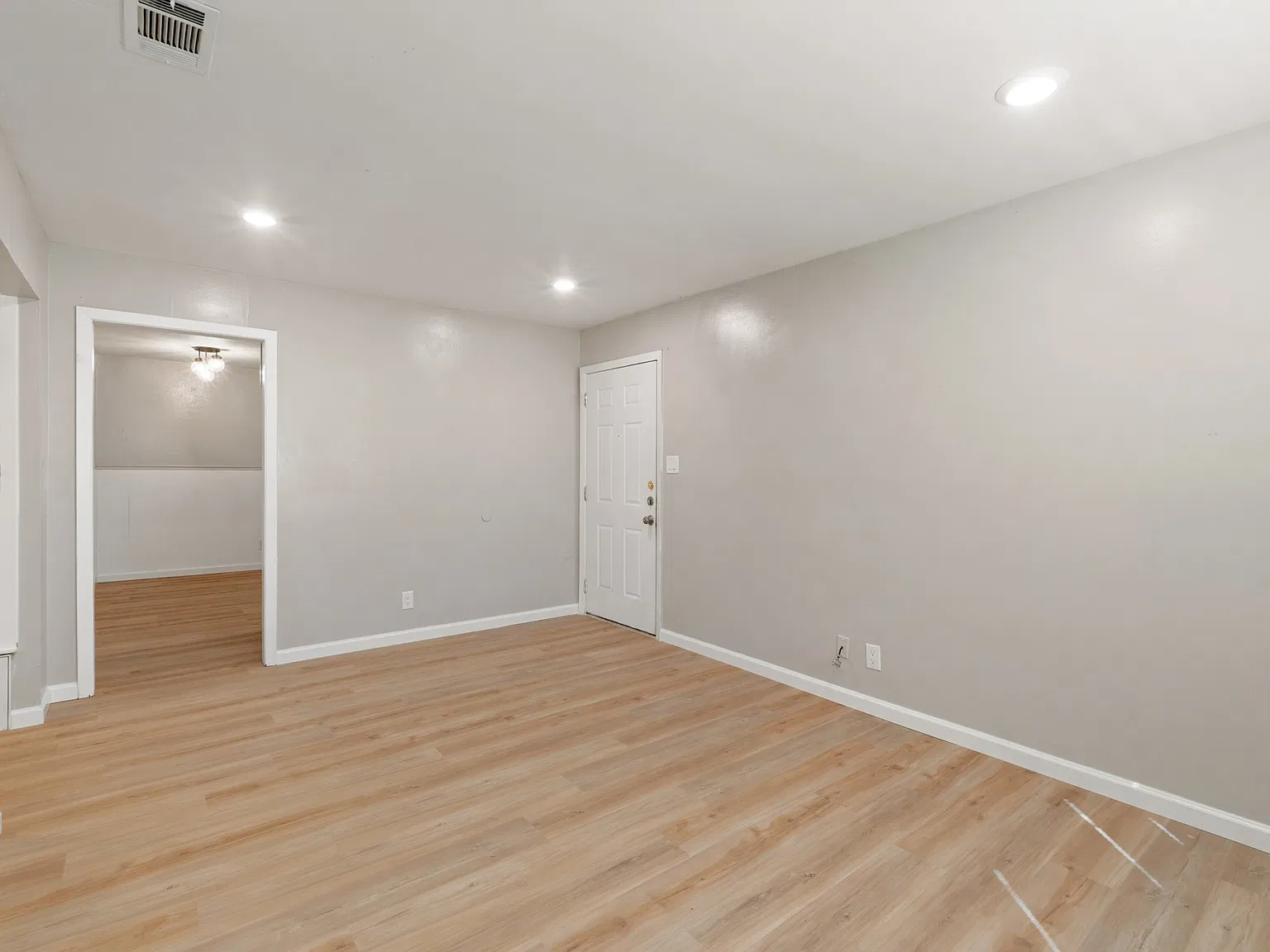 2 bed, 835 sqft, $1,550 — Photo 2