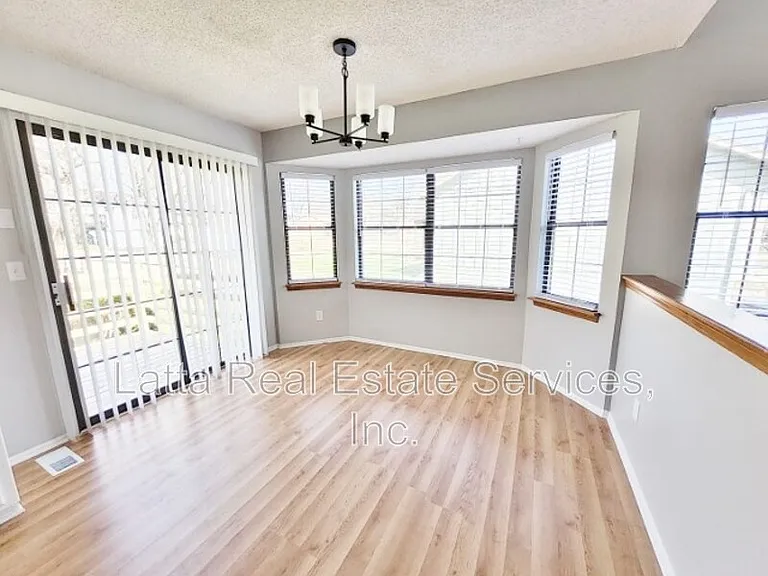 228 SE Bristol Dr — Photo 6
