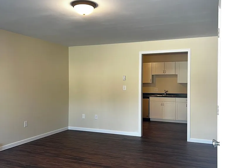 Maple Leaf Apartments — Photo 2