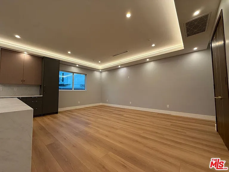6530 Varna Ave — Photo 9