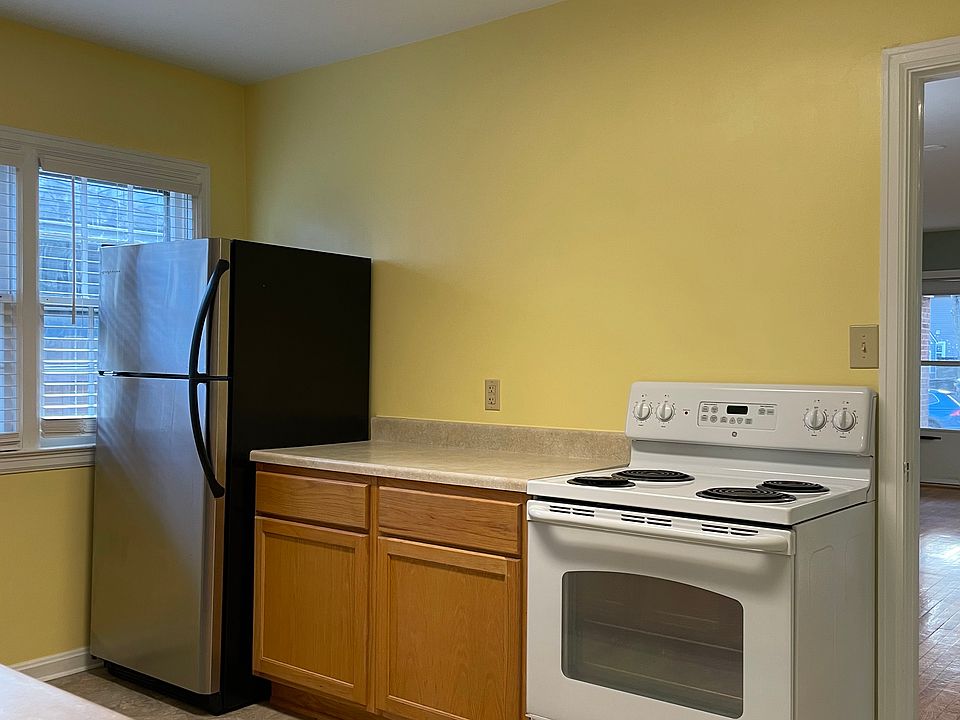 Kitchen with SS refrigerator with ice maker