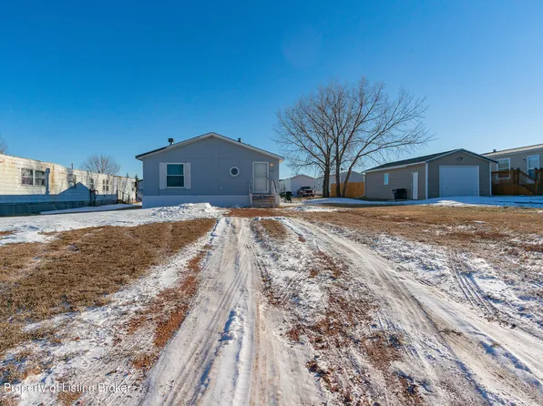 208 3rd St SW, Belfield, ND 58622