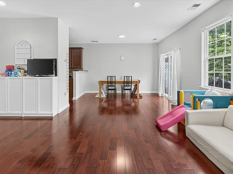 open floorplan, hardwood floors
