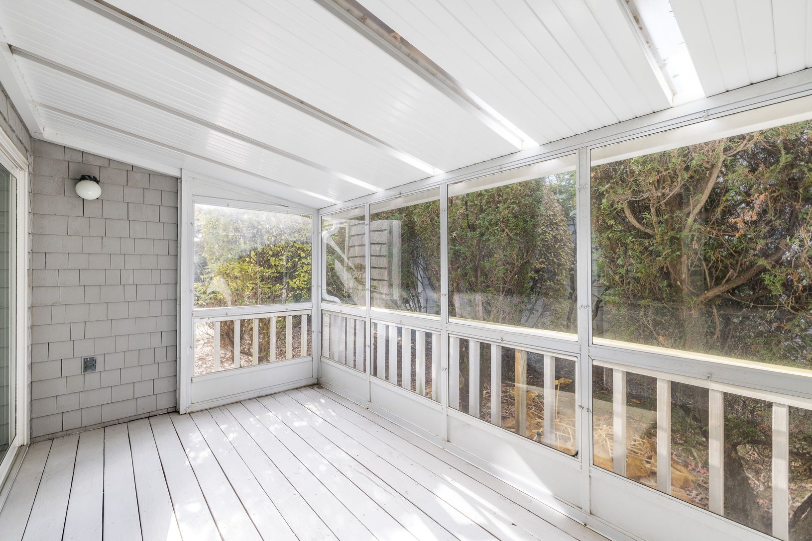  Covered porch