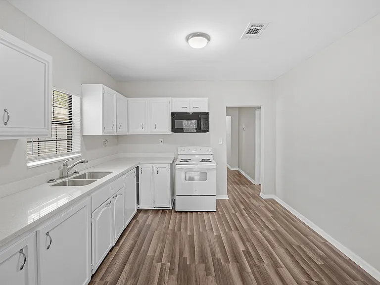 1322 Magnolia St — Photo 4