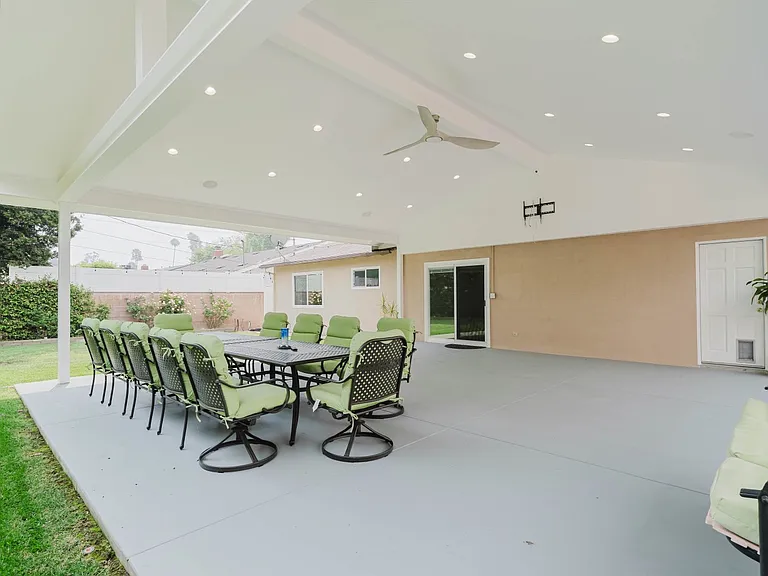 22515 Haynes St — Photo 35