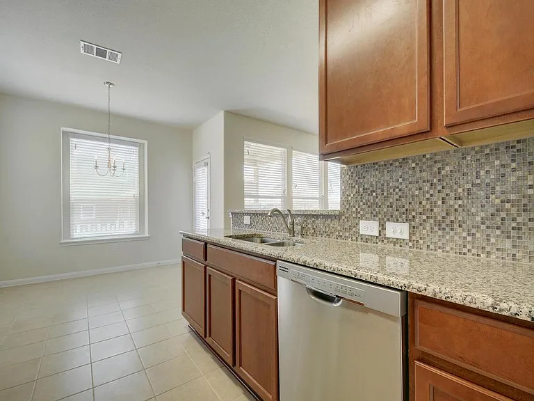 2015 Barker House Cv — Photo 12