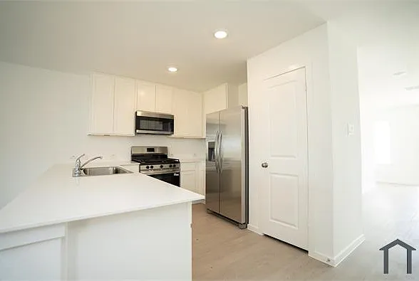 4 bed, 1656 sqft, $2,500 — Photo 4