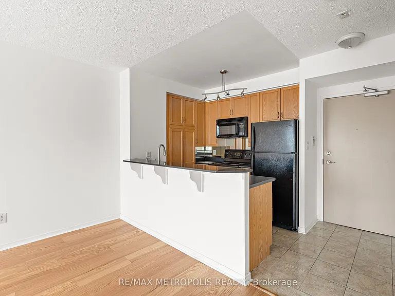 2495 Dundas St W #412 — Photo 11