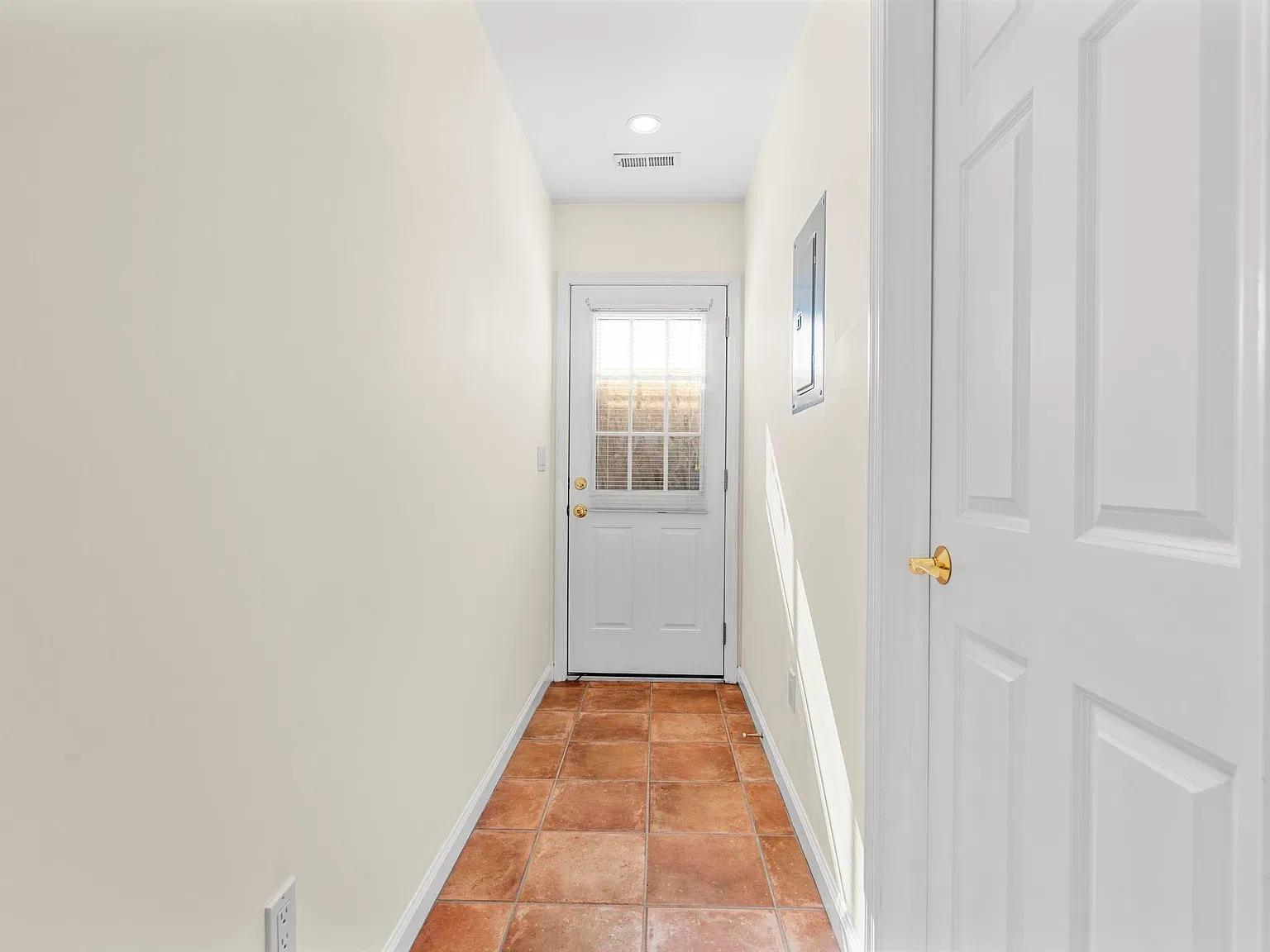 4 bed, 1.5 bath, 1216 sqft, $3,850 — Photo 3
