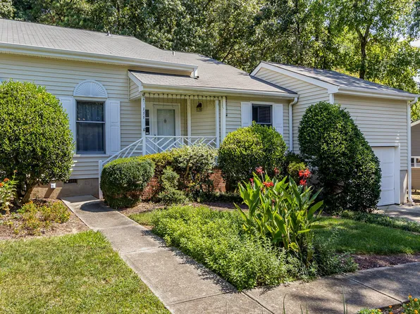 111 Standish Dr, Chapel Hill, NC 27517