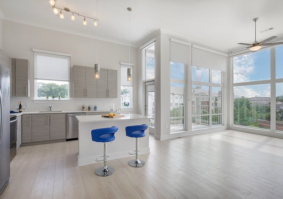 Airy 10- to 12-foot ceilings