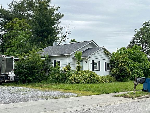 3rd image of 828 Airport Rd