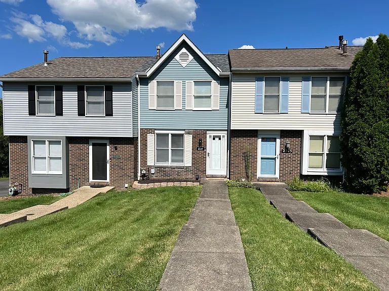 2517 Hawthorne Dr — Photo 1