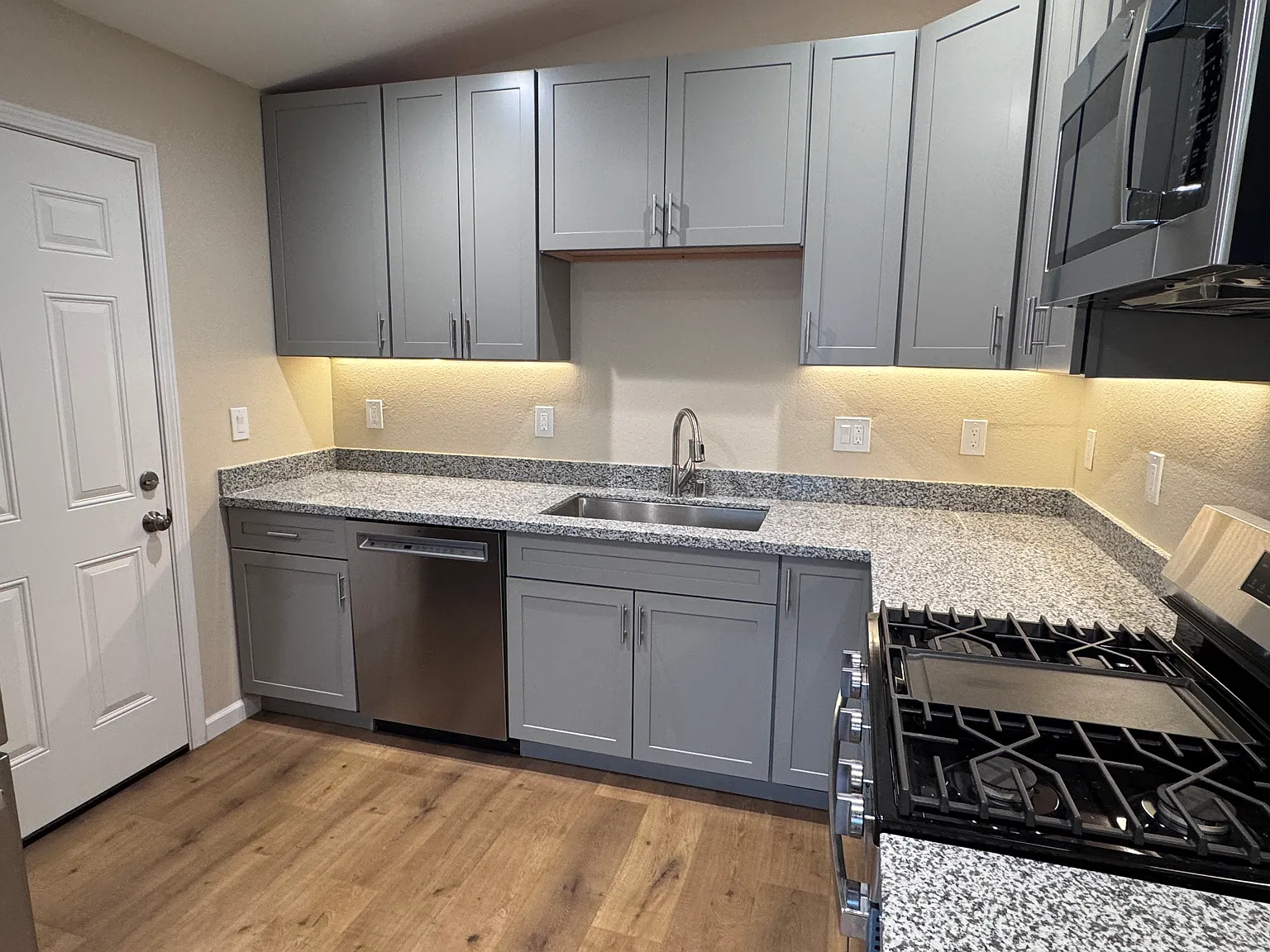 3 bed, 1029 sqft, $2,500 — Photo 3