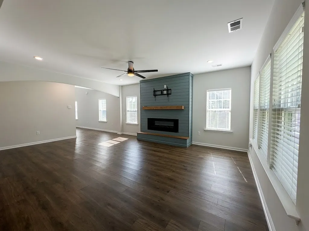 5 bed, 3280 sqft, $3,200 — Photo 3