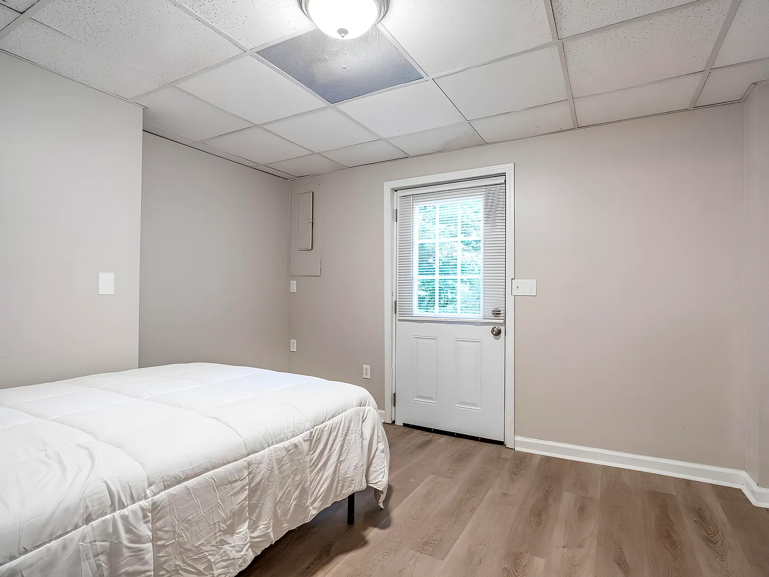 4 bed, 4.0 bath, 1080 sqft, $719 — Photo 1