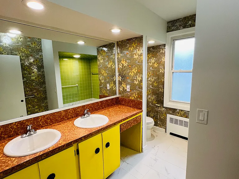 Bathroom (2nd Floor)