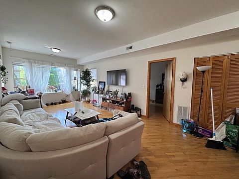 2nd image of 1714 W Greenleaf Ave #2