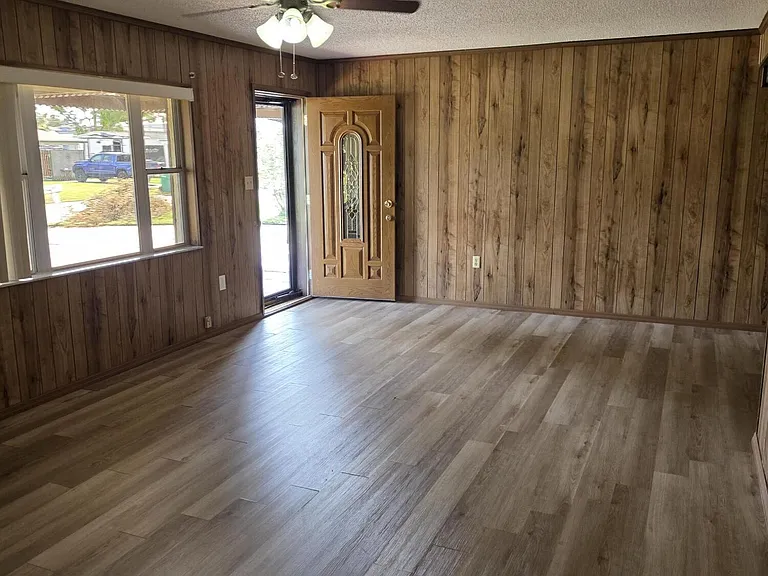 2910 Zephyr Ln — Photo 2