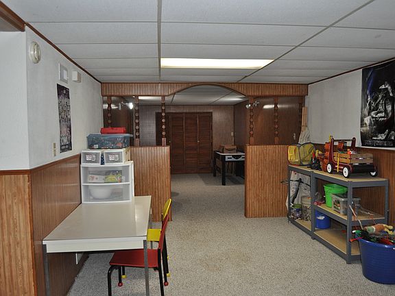Ton's of downstairs space