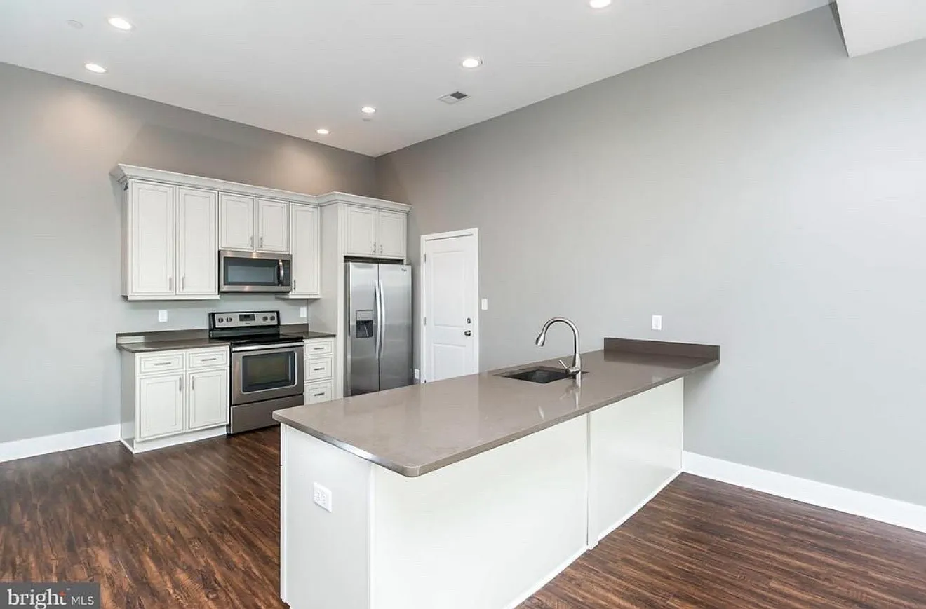 2 bed, 2.5 bath, 1200 sqft, $2,400 — Photo 2