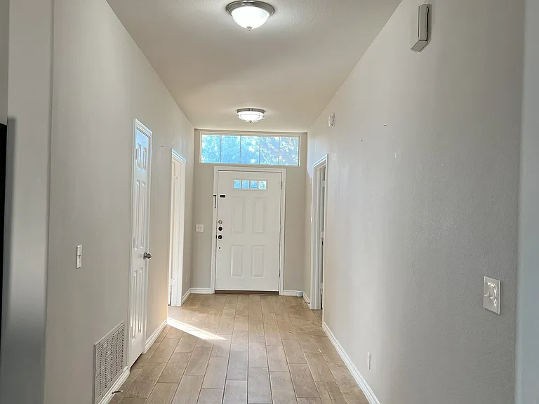 1112 Vanderbilt Cir — Photo 4