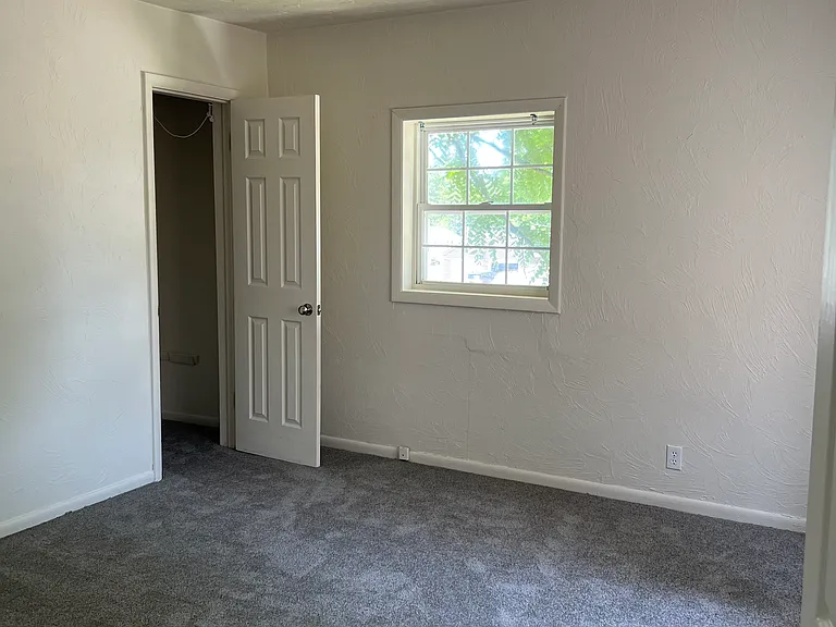 406 W Broadway St — Photo 15