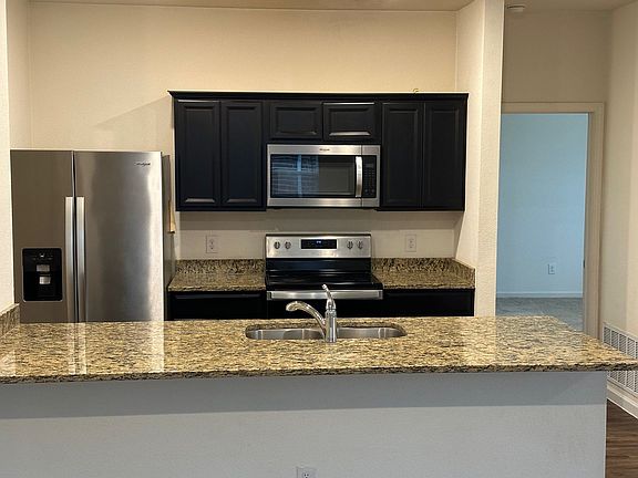 5th image of 825 Cedar Elm Dr