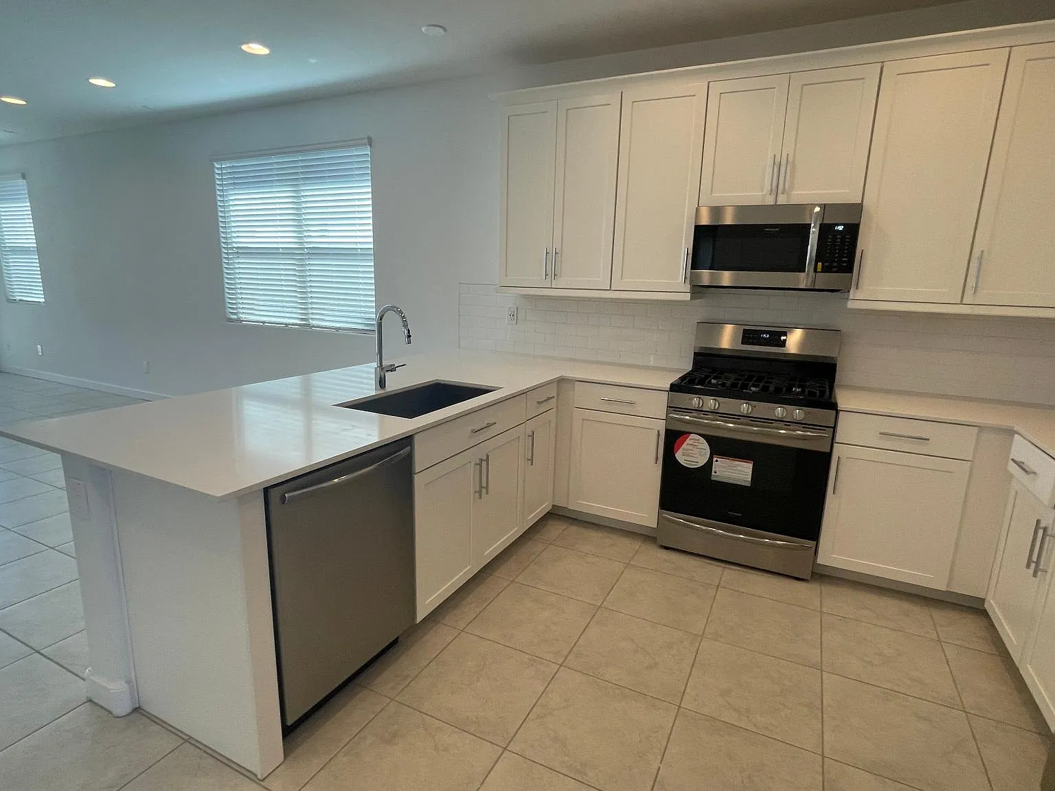 5 bed, 2500 sqft, $2,595 — Photo 3