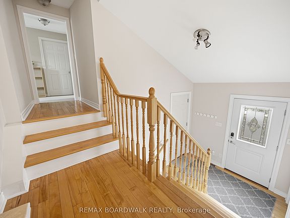 3rd image of 1662 Richmond Rd