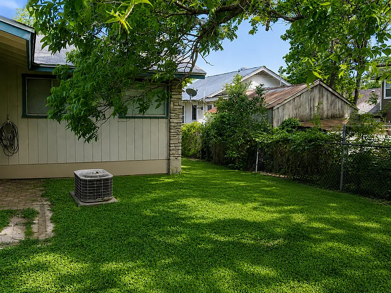 4812 Avenue H — Photo 8