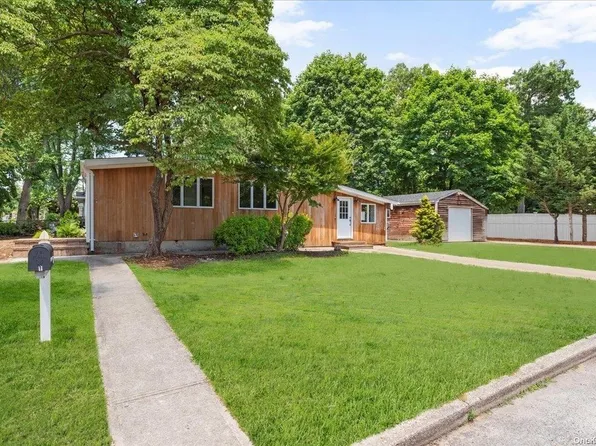 1 Joel Ct, Ronkonkoma, NY 11779