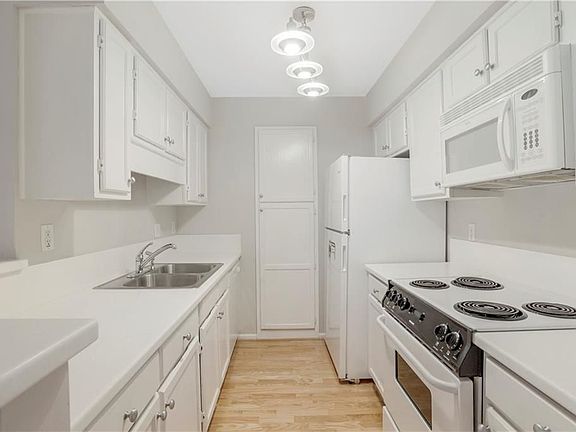 5th image of 2309 Pine Heights Dr NE