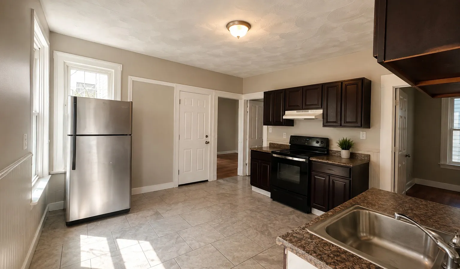 3 bed, 1100 sqft, $1,800 — Photo 3