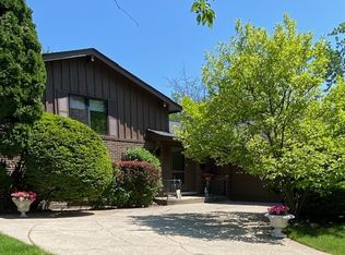 2203 Greenwood Rd, Glenview, IL 60026