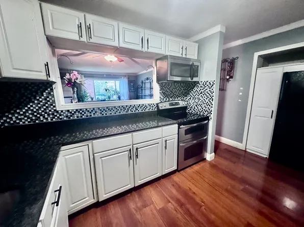 2110 Phillips Rd APT 13, New Bedford, MA 02745